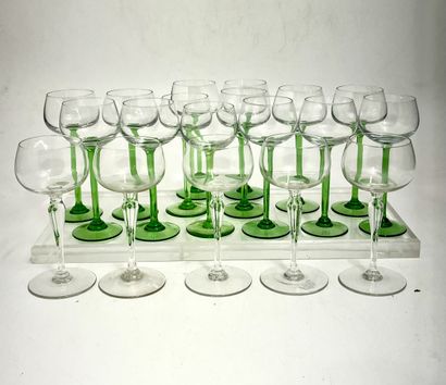 Ensemble de 19 verres à vin blanc, comprenant...