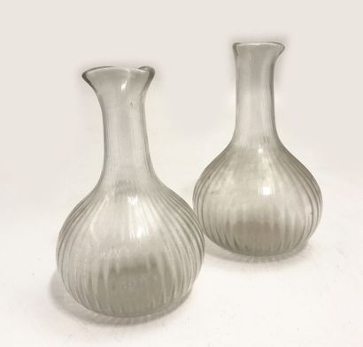 Paire de carafes à décanter en verre, à décor...