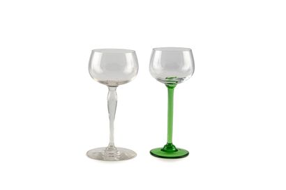 Ensemble de 19 verres à vin blanc, comprenant...