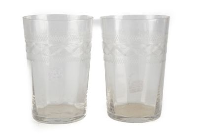 Deux grands verres de forme gobelet orné...