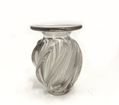 Vase en verre torsadé 
Vers 1970 
H. : 16,5...
