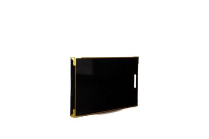 Plateau rectangulaire laqué noir, les angles...