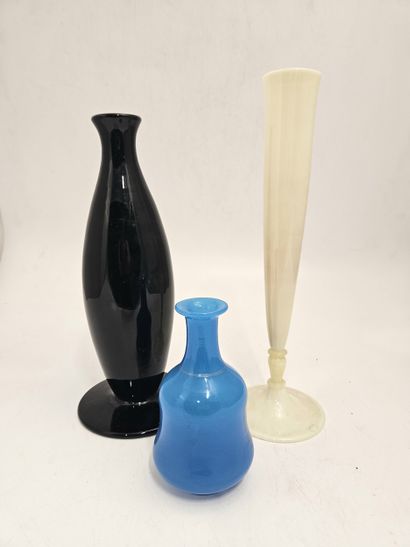 Ensemble de trois vases comprenant un vase...