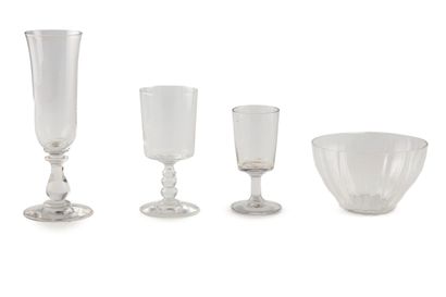 Lot de verres dépareillés, comprenant :
-...