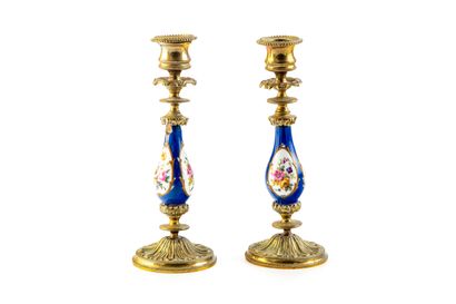 Paire de bougeoirs en bronze doré et ciselé,...