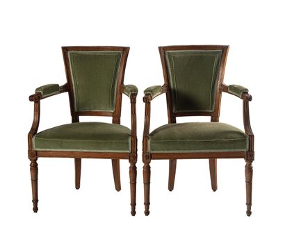 Paire de fauteuils cabriolet en bois sculpté...
