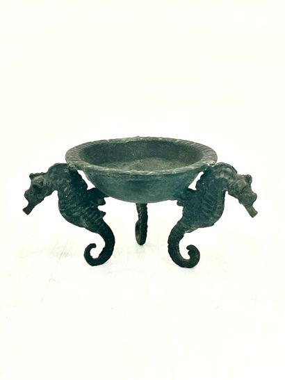 Élément de lampe soutenu par trois hippocampes...
