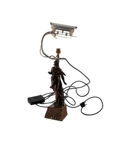 Pied de lampe en bronze formant une guerrière...