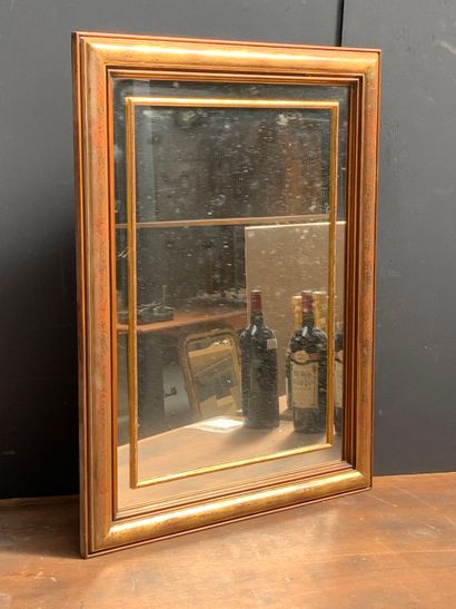 Miroir en bois mouluré et doré rectangulaire...