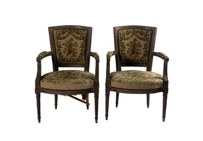 Paire de fauteuil cabriolets en bois mouluré,...