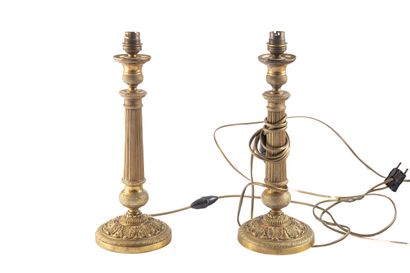 Paire de bougeoirs montés en lampe en laiton...