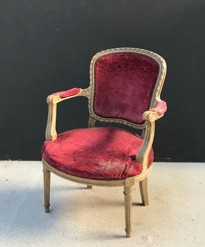 Fauteuil cabriolet en bois laqué mouluré...