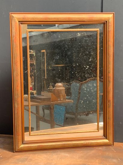 Miroir en bois mouluré et doré rectangulaire...