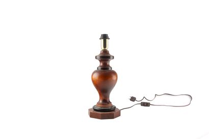 Pied de lampe en bois tourné de forme balustre,...