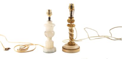 Ensemble de 2 bougeoirs montés en lampe,...