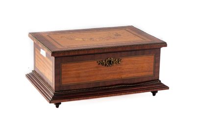 Coffret en bois à décor de marqueterie présentant...