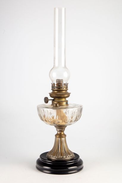 - Lampe à pétrole en verre taillé et métal...