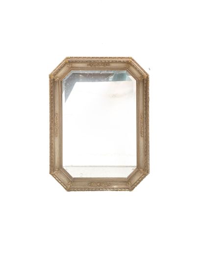 Miroir en bois sculpté et doré orné de petites...