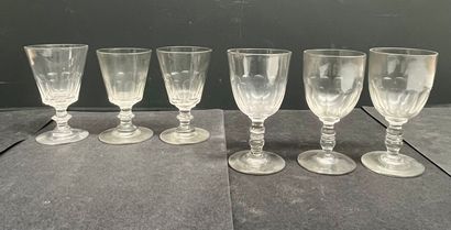 Ensemble de 8 verres à eau à pied circulaire...