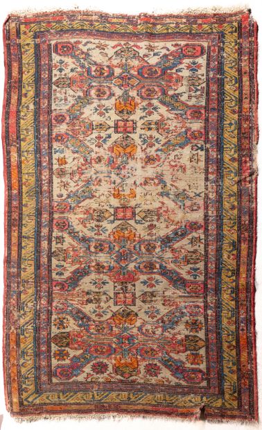 Tapis ancien
Fond crème bordure orangée
200...
