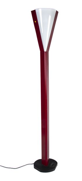 Lampadaire en métal laqué rouge et réflecteur...