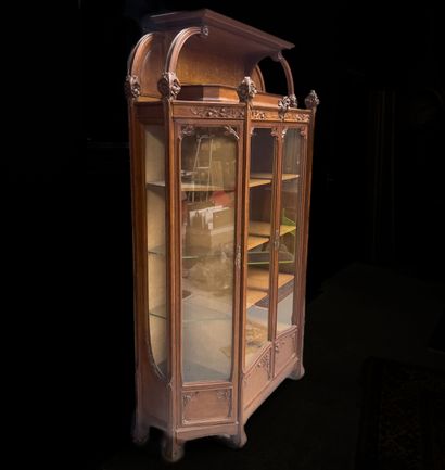 Vitrine en bois naturel de forme demi-lune,...