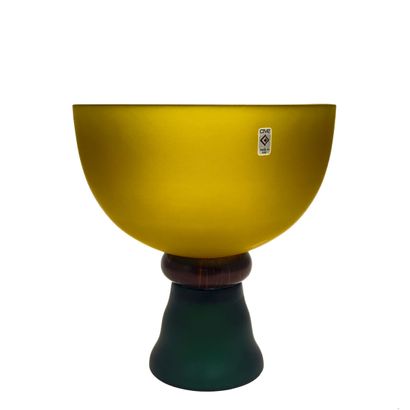 Vase piédouche en verre dépoli teinté jaune...