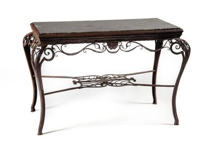 Table basse en fer forgé sculpté de volutes,...