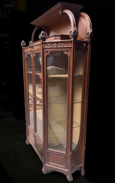 Vitrine en bois naturel de forme demi-lune,...