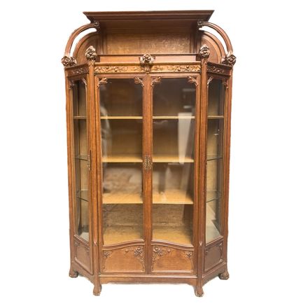Vitrine en bois naturel de forme demi-lune,...