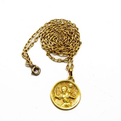 18 K (750/1000) yellow gold chain holding...