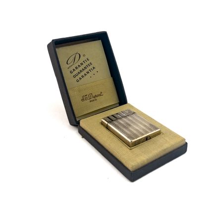 S.T. DUPONT Paris
Silver-plated lighter with...