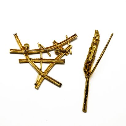 DOLCE VITA 
Gilded metal brooch in the form...