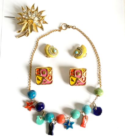 Set of costume jewelry in gilded metal and...