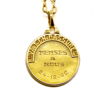 18 K (750/1000) yellow gold chain holding...