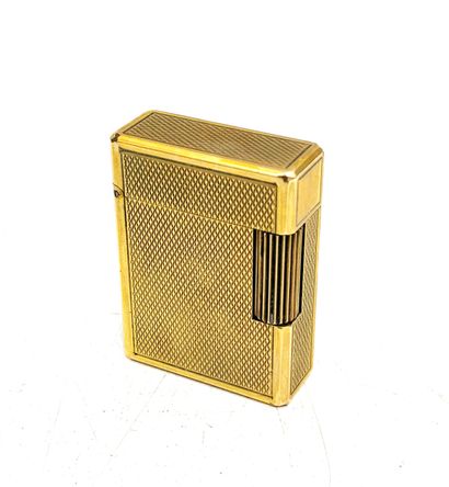 ST DUPONT
Gilded metal lighter with diamond...