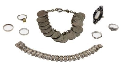 Lot de bijoux en argent comprenant six bagues...