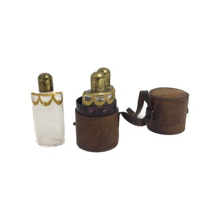 Trois flacons de parfum de voyages en verre...