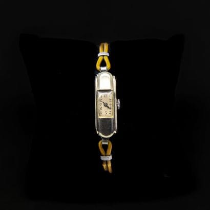 Montre bracelet de dame à boîtier rectangulaire...