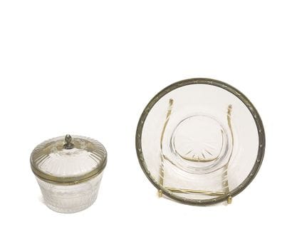 Beurrier couvert et sa coupelle en cristal...