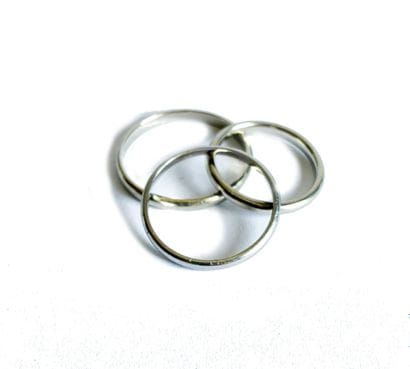 Trois alliances en or gris (18K/750) uni
T.D...