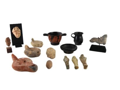 Lot d'objets archéologiques en terre cuite...