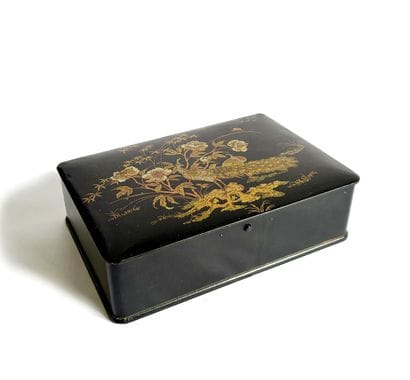 Boite de forme rectangulaire en papier mâché...