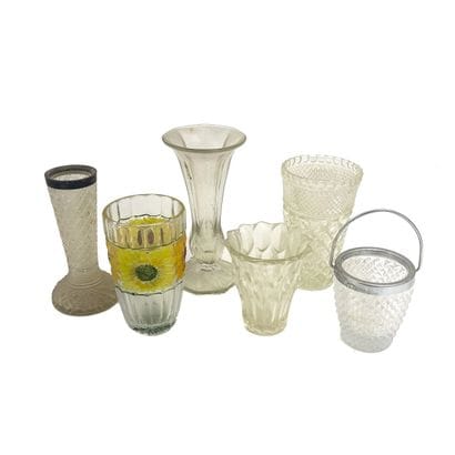 Lot de VERRERIES comprenant : 
- 5 vases...
