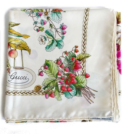 GUCCI Vintage
Printed silk scarf: Basket...