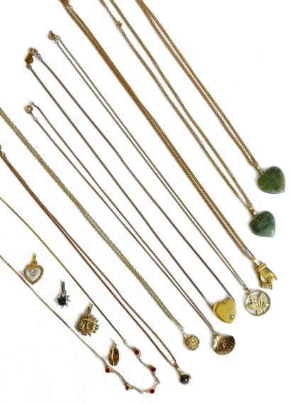 Important ensemble de colliers et pendentifs...