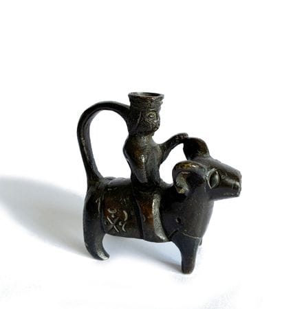 Petit aquamanile ou bougeoir en bronze patiné...