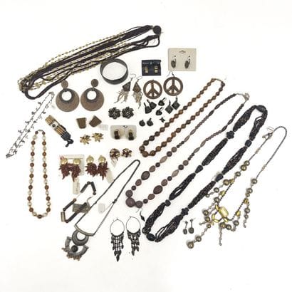 Important lot de bijoux fantaisie dans les...