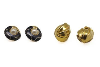 Deux paires de clips d'oreilles en métal...