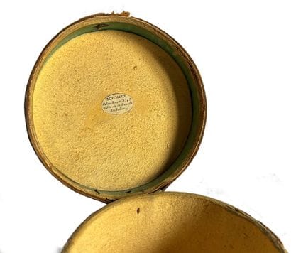 Gobelet en opaline à fond plat dans son écrin...